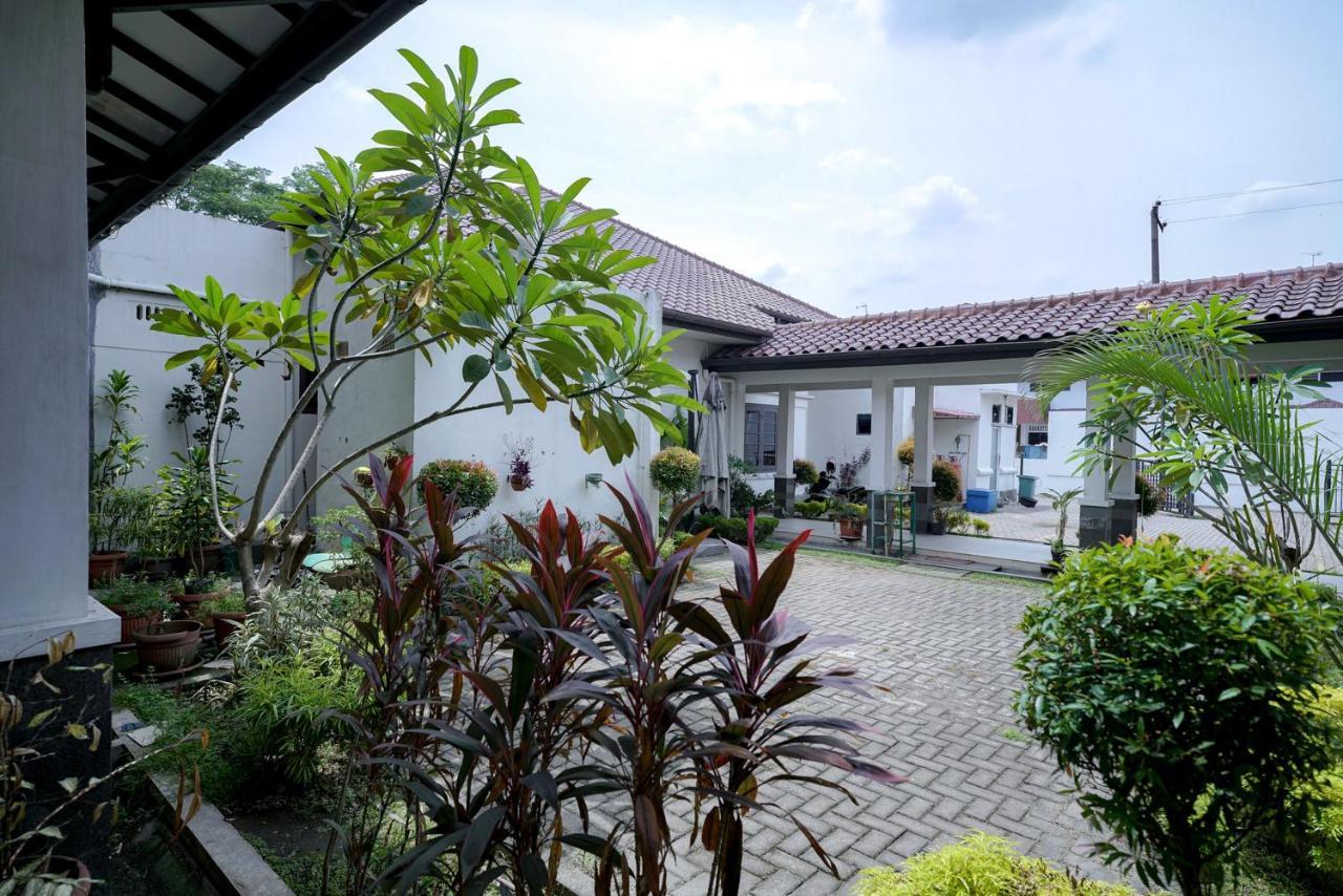 Reddoorz @ Avros Guest House Medan Eksteriør bilde